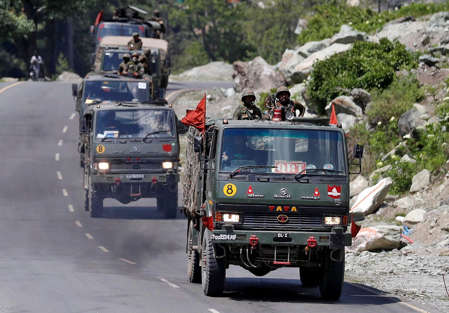 数万印度军队正在乘车前往拉达克。通行时间只有5个月的1号国道因此异常繁忙。（路透社）
