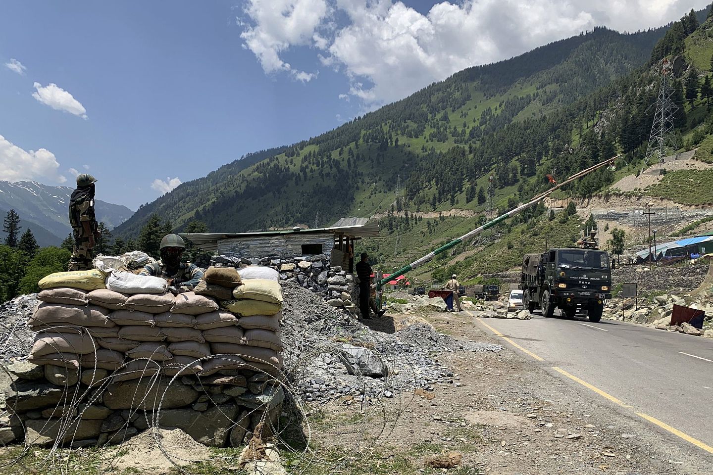 在印度斯利那加东北的加甘杰尔，一名印度准军事部队“印藏边境警察部队”士兵在斯利那加至拉达克的一号国道上站岗。这条道路也是拉达克地区数万印军的生命线。目前，该公路已被封锁。（美联社）