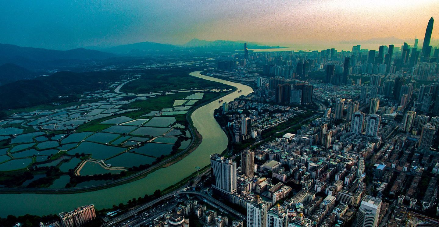 深圳市在40年间经历了沧海桑田般的巨大变迁。2018年5月23日无人机拍摄的深圳和香港落马洲河套地区及周边。  （新华社）