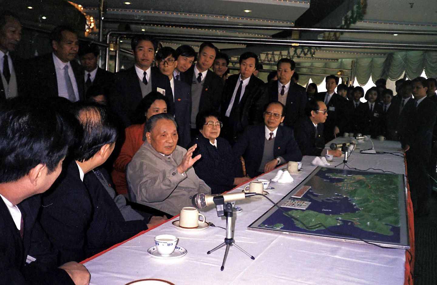 1992年1月，邓小平在深圳国贸大厦向深圳市负责人说，深圳发展这么快，是靠干出来的，不是靠讲话讲出来的，不是靠写文章写出来的。（VCG）