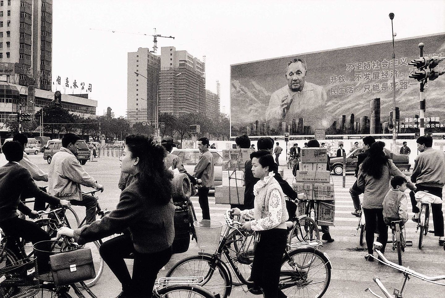 1992年，深圳市中心深南大道上树立有一张邓小平的巨幅画像。（VCG）