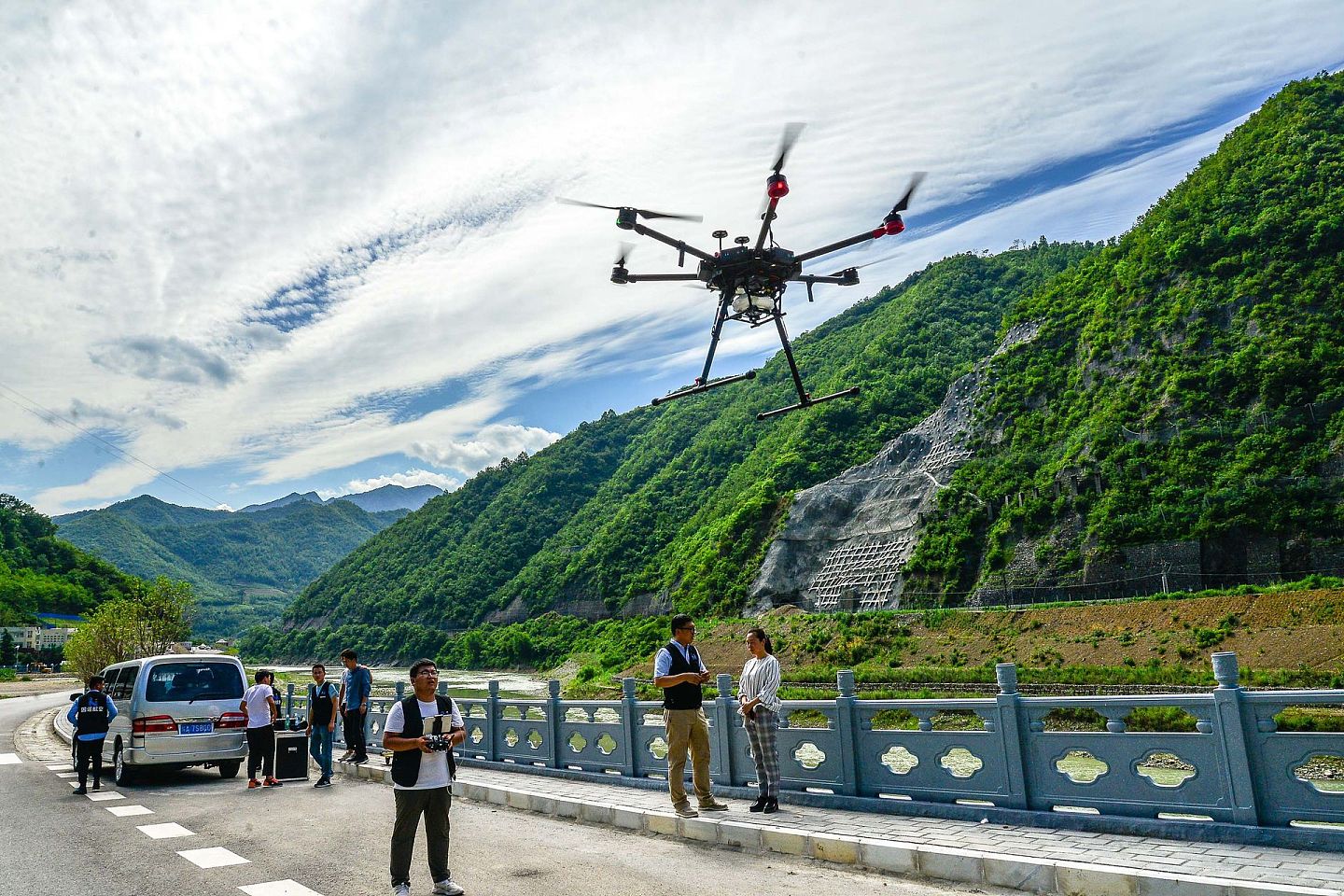 大疆无人机已经风迷全球。图为2020年6月23日陕西省汉中市无人机驾驶员操控多旋翼无人机--大疆经纬M600。（人民视觉）