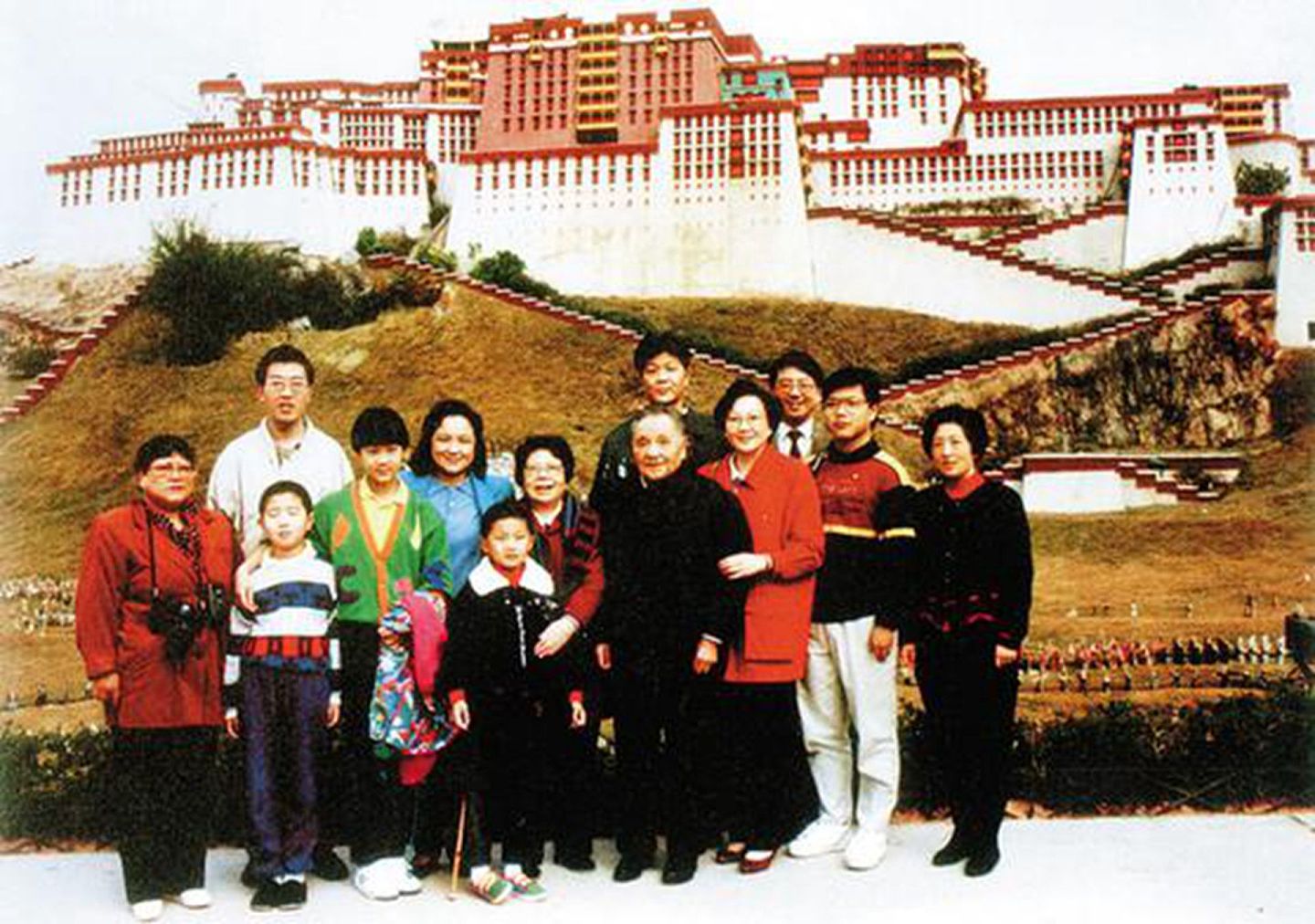1992年1月，邓小平和夫人卓琳、女儿邓楠、邓榕及其他亲属在深圳锦绣中华“布达拉宫”前合影（新华社）