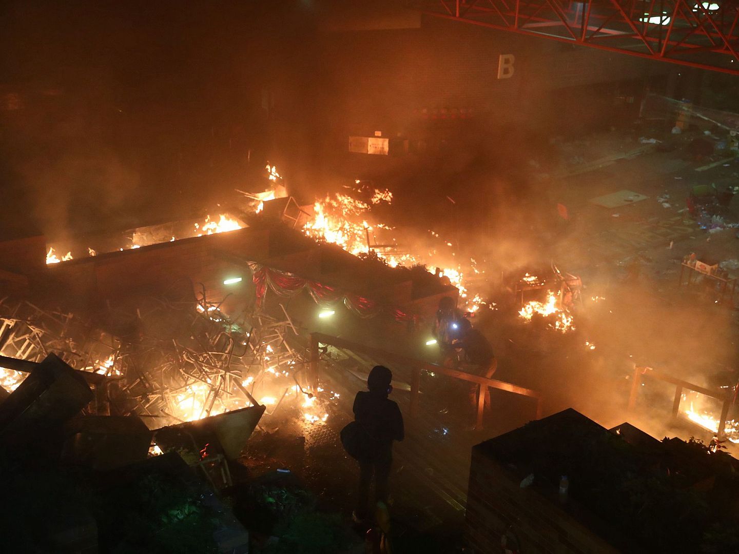 2019年11月18日，暴力示威者在香港理工大学纵火。（路透社）