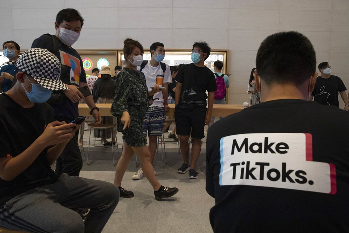 7月17日，中国北京一名男子穿着宣传TikTok的T恤到苹果专卖店。（AP）