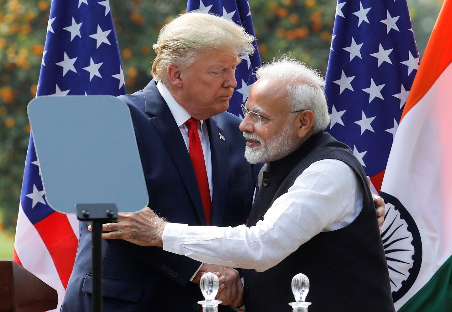 随着印度国内自身矛盾的加剧和经济的下滑，莫迪（右）已经将自身的政治前途和国家命运寄托于美国特朗普政府的支持。图为2月24日,美国总统特朗普访问印度与莫迪握手拥抱。（Reuters）