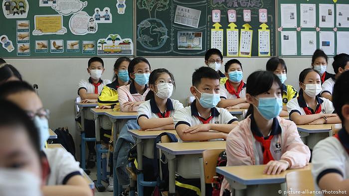 China Vierhunderttausende Schüler gehen wieder zur Schule in Peking (picture-alliance/Photoshot)