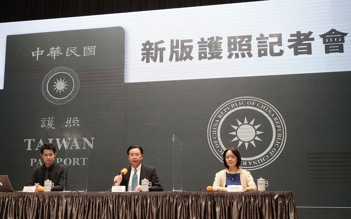 9月2日，台外交部长吴钊燮（中）召开记者会宣布护照改版，是2003年以来二度改版，强调这是最小变动。（中央社）