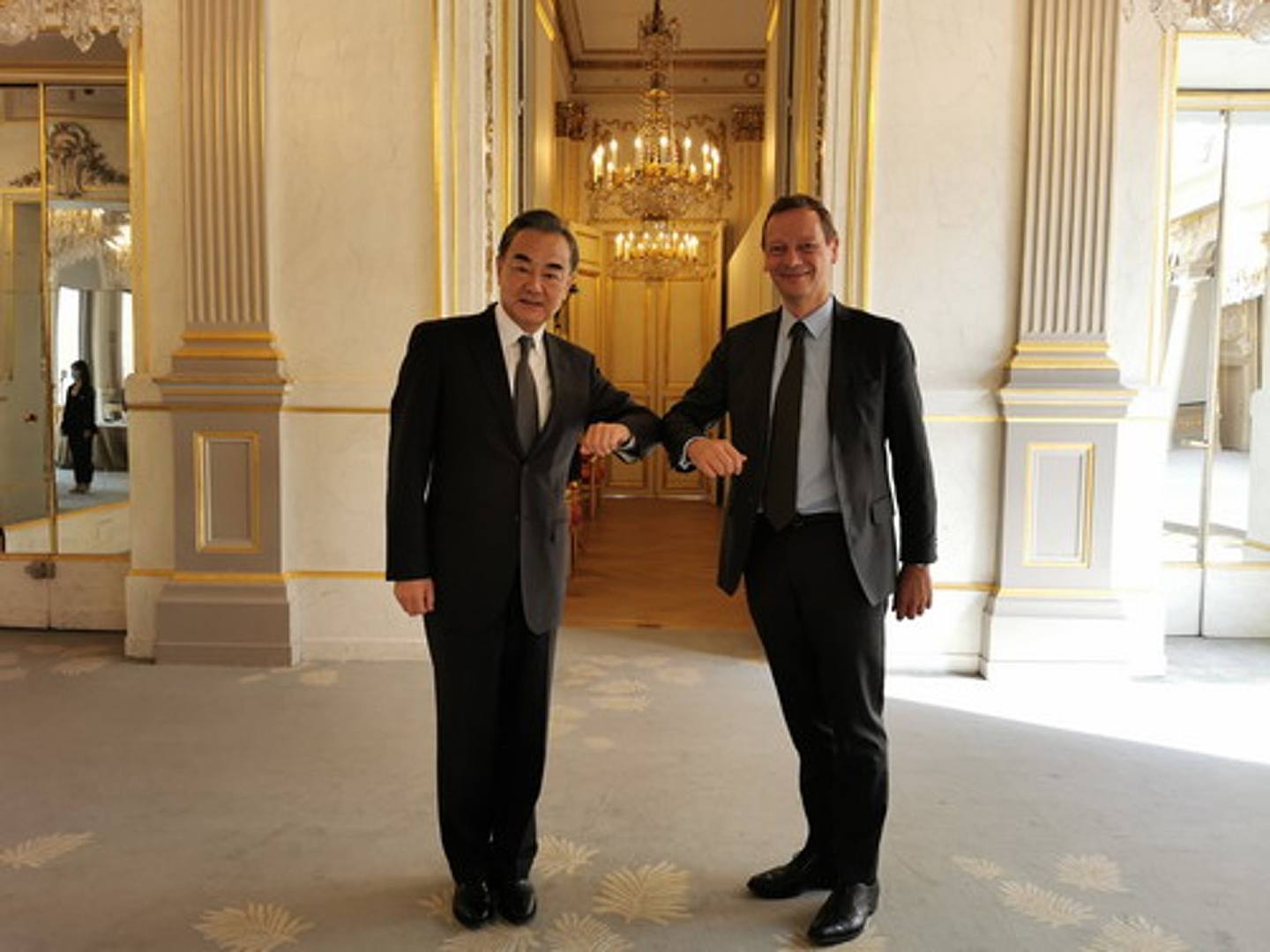 8月28日，中国国务委员兼外交部长王毅在巴黎会见法国总统外事顾问博纳（Emmanuel Bonne）。 （中国外交部）