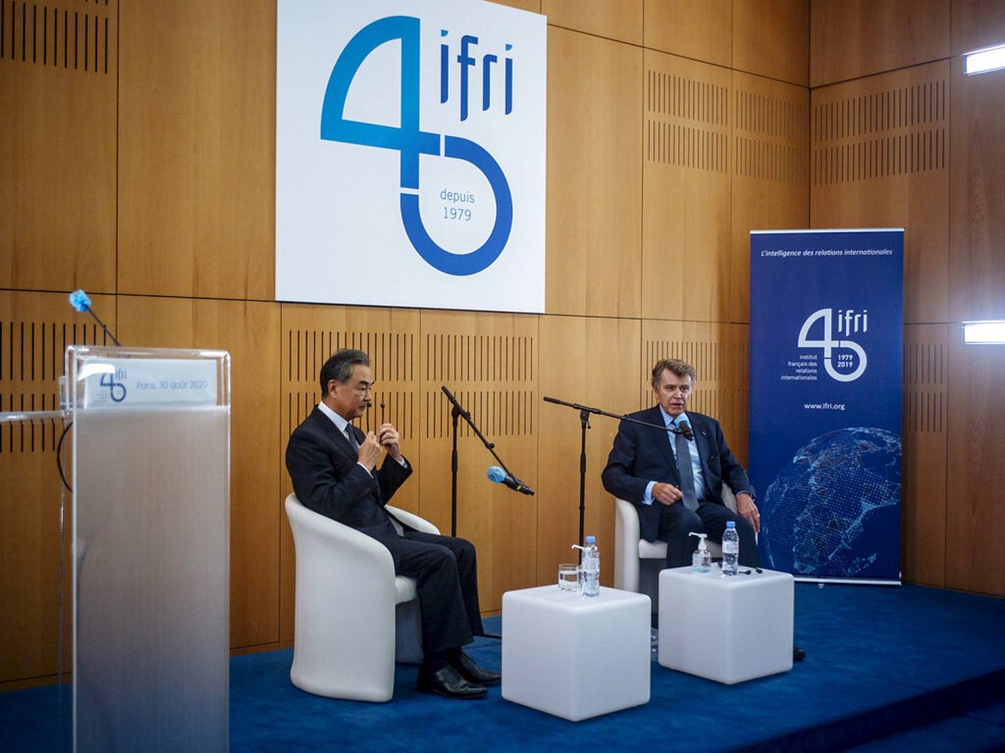 8月30日，中國外長王毅（左）和法國國際關係研究所所長德蒙比亞（Thierry de Montbrial）在巴黎出席新聞發佈會。（美聯社/Kamil Zihnioglu）