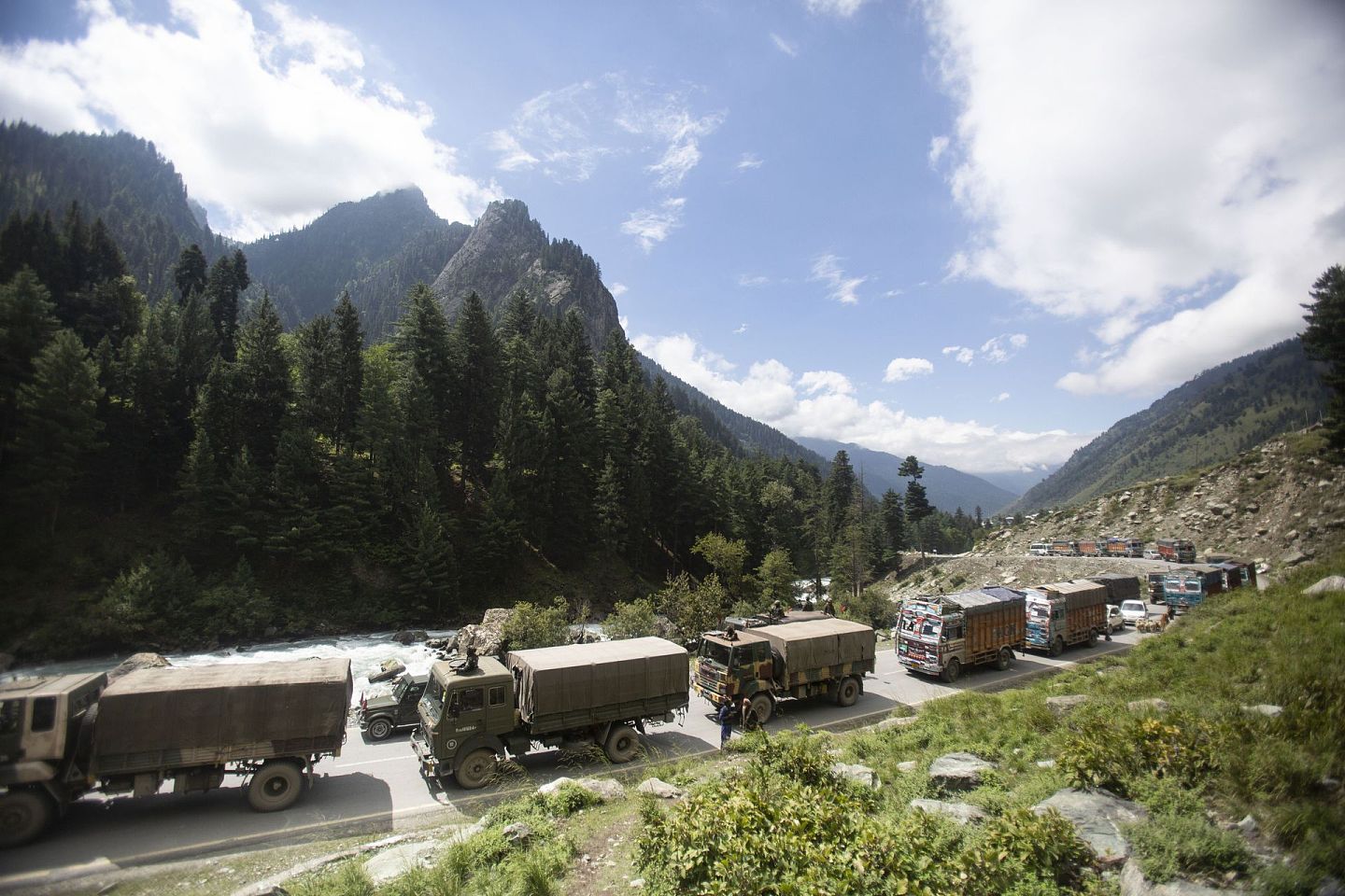 2020年9月1日，印度再次关闭拉达克地区的一条主要高速公路，军方的车队正驶入边境。（AP）
