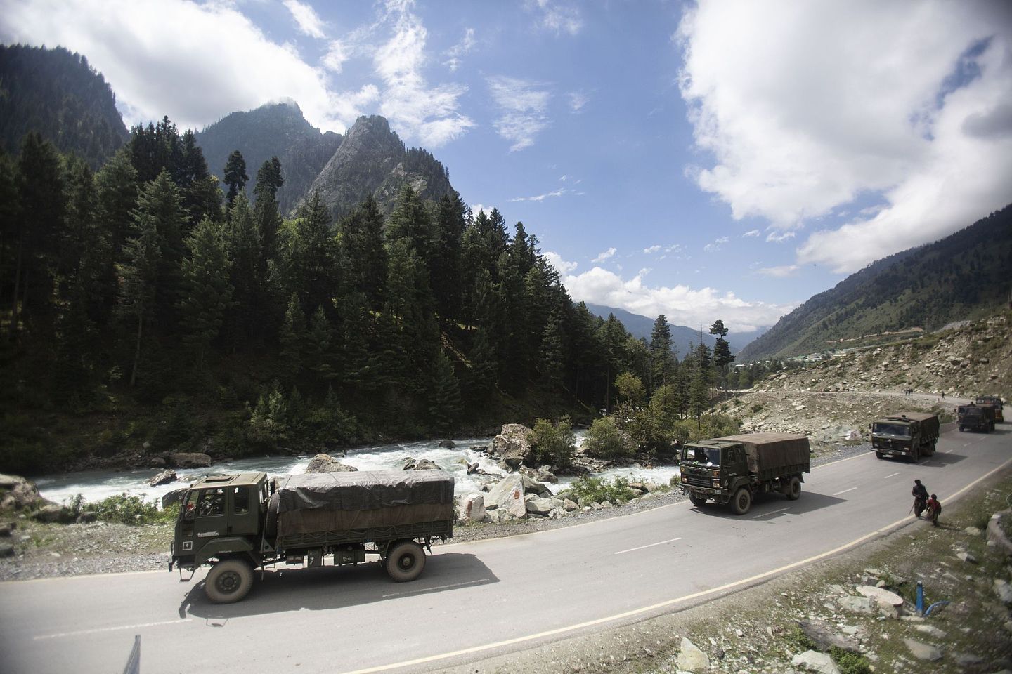 2020年9月1日，印度车队行驶在加甘吉尔（Gagangeer）的斯利那加—拉达克（Srinagar- Ladakh）高速公路上。（AP）