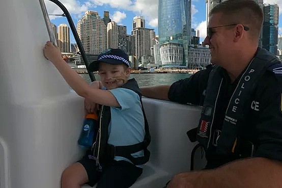悉尼6岁小男孩身患绝症，临终愿望只有一个！得知真相后，澳洲警察助他圆梦 - 1