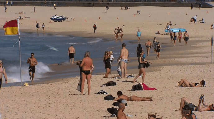 气温升高，悉尼海滩再现“人从众”！卫生当局警告：千万别大意（组图） - 2