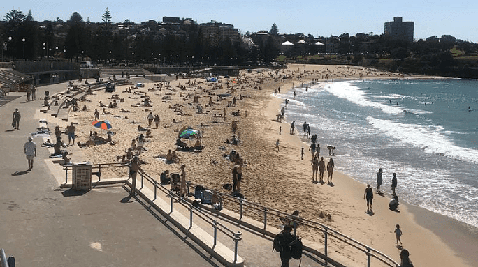 气温升高，悉尼海滩再现“人从众”！卫生当局警告：千万别大意（组图） - 3