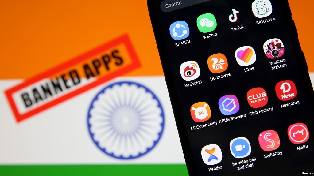 印度国旗上的一只手机上被禁的中国开发的移动应用产品标识。（2020年7月2日）