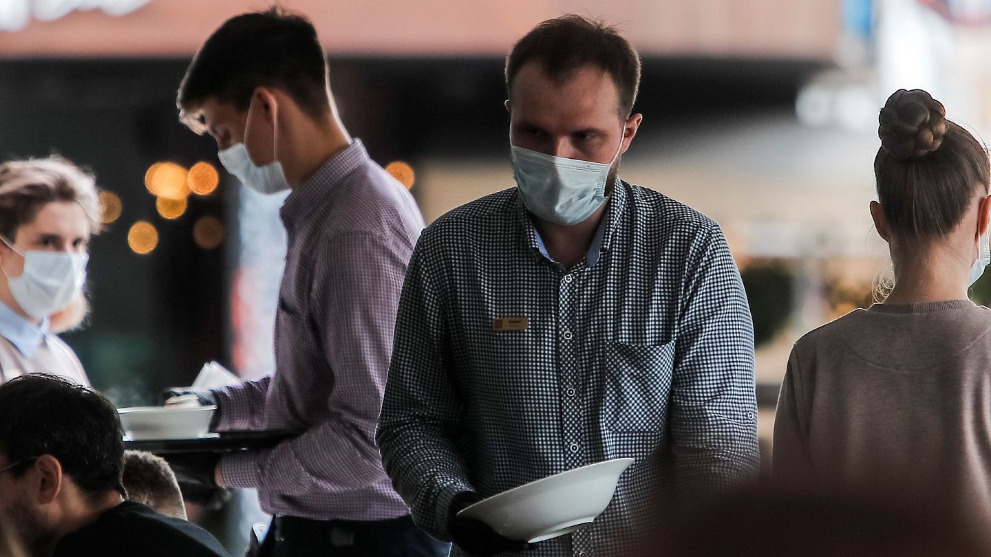 俄罗斯新冠肺炎疫情：图为2020年9月1日，莫斯科咖啡店的侍应在工作时戴口罩。（Reuters）