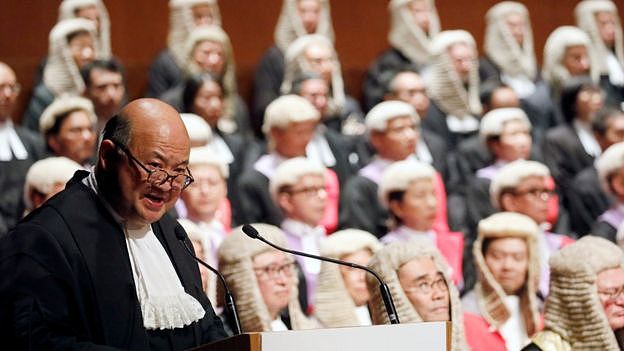 香港终审法院现任首席法官马道立2014年曾表示，《基本法》清楚订明立法、行政和司法机关