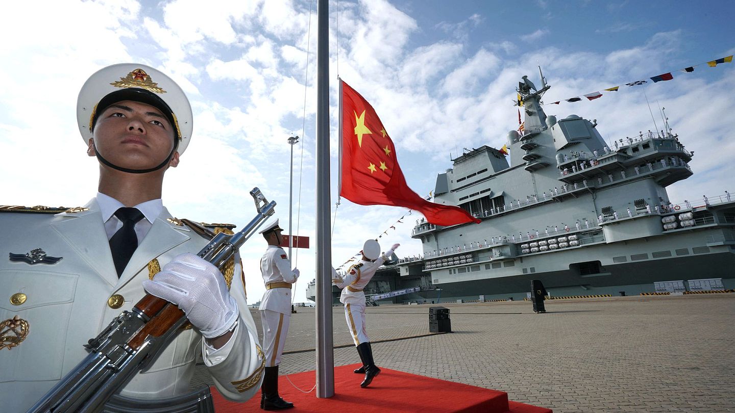 2019年12月7日，北京高调举行了中国国产航母山东舰的入列仪式，这成为中国海军实力的象征之一。（新华社）