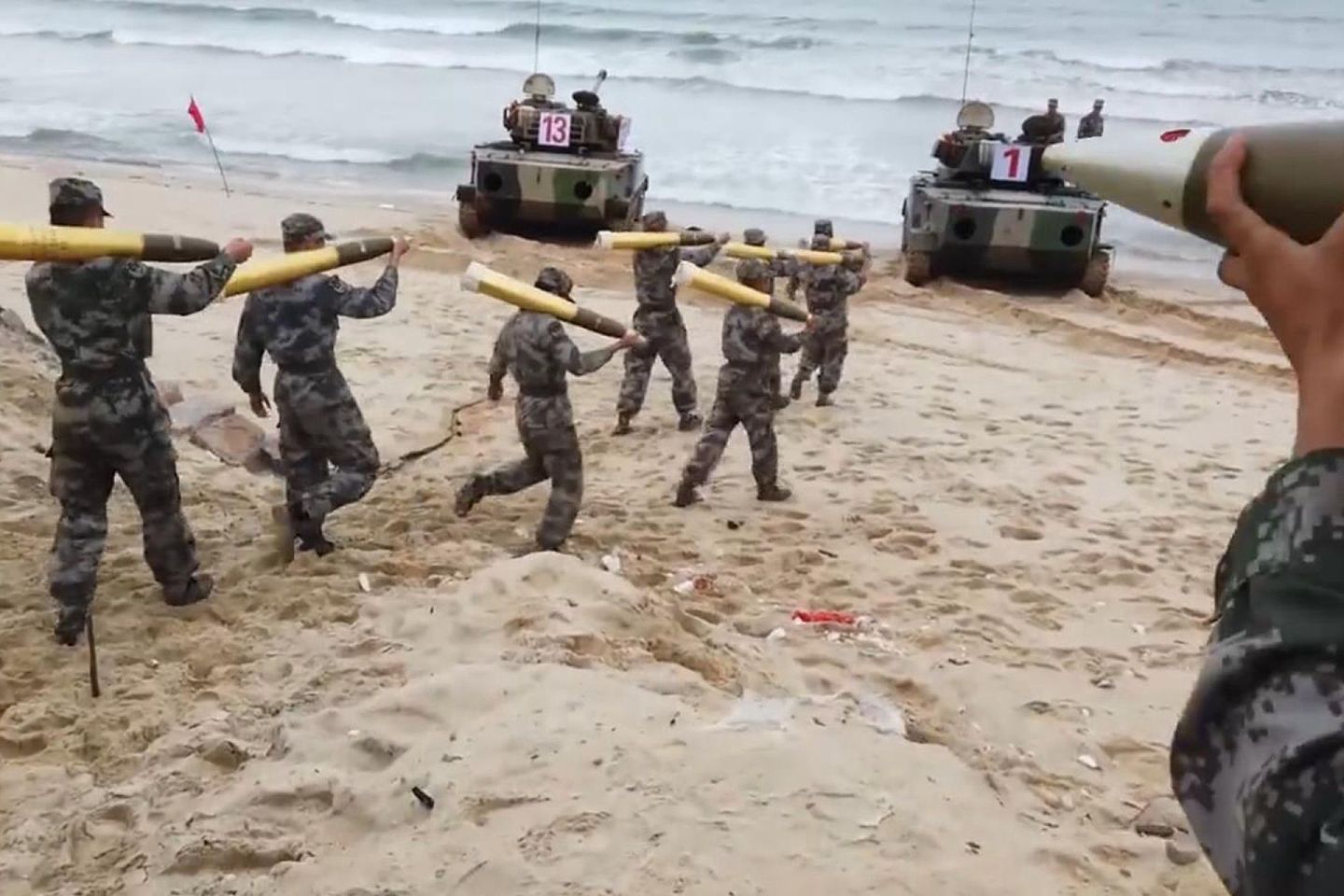 2020年6月3日，解放军陆军两大集团军在台海演练登陆作战。（中国央视截图）