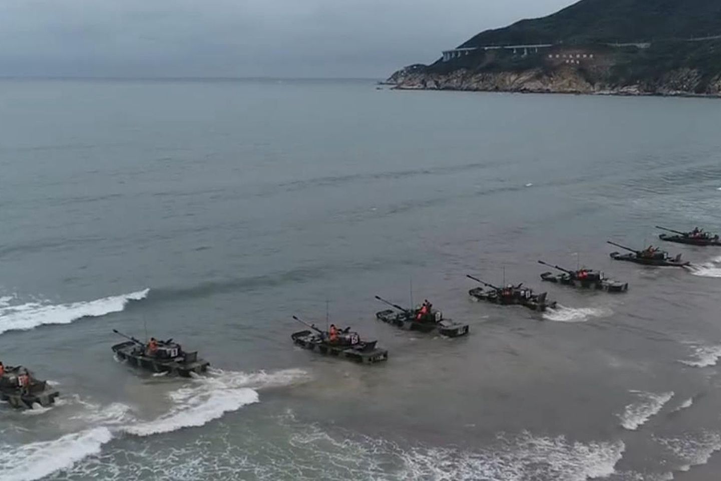 2020年6月3日，解放军陆军两大集团军在台海演练登陆作战。（中国央视截图）
