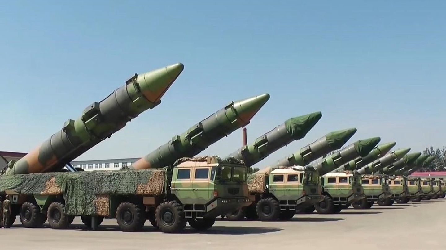2020年6月16日，中国火箭军官微发布火箭军中短程弹道导弹训练视频。中国自行研制的东风系列导弹，是中国的“杀手锏”。（微博@东风快递）