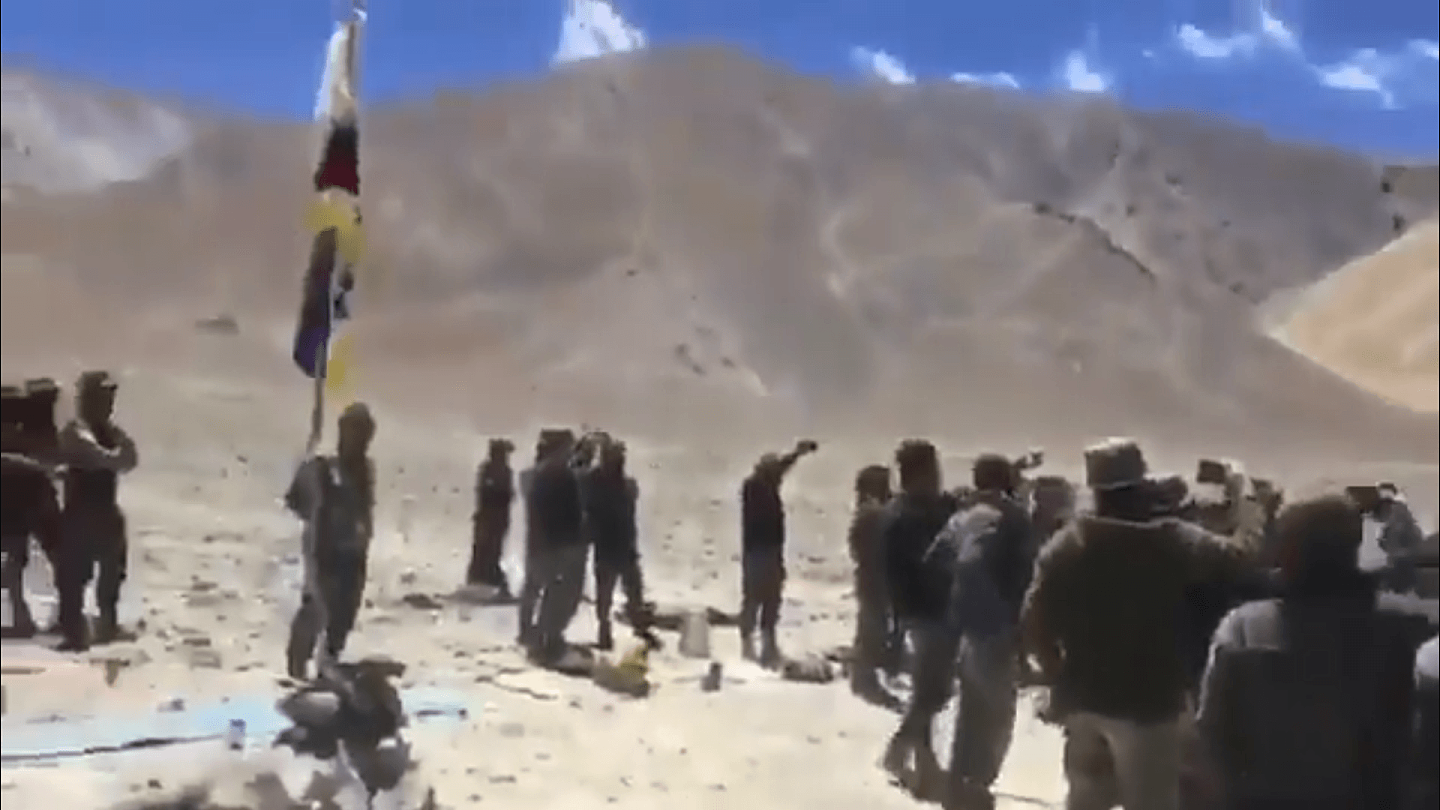 中印双方于8月31日在西段边境再度爆发冲突，根据一段近日在推特（Twitter）上疯传视频显示，印军在中印边境挥舞藏族精神象征的“雪山狮子旗”庆祝的影片。（Twitter@sonamrigzin1）