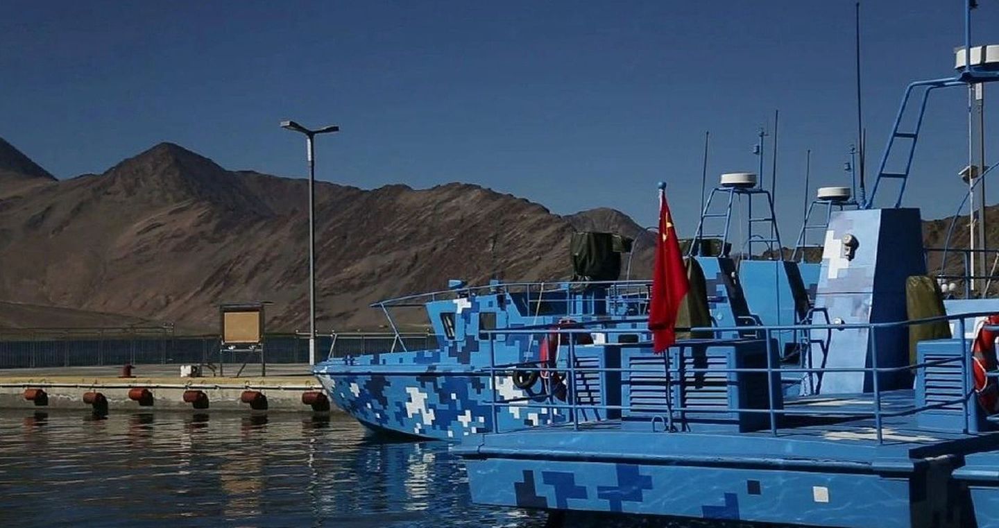 解放军新型巡逻艇频繁亮相班公湖。（微博@撒手锏_）