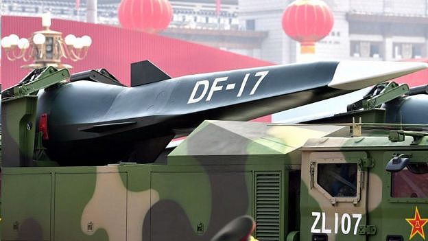 中国军队还装备了世界第一款超高音速滑翔导弹东风-17。