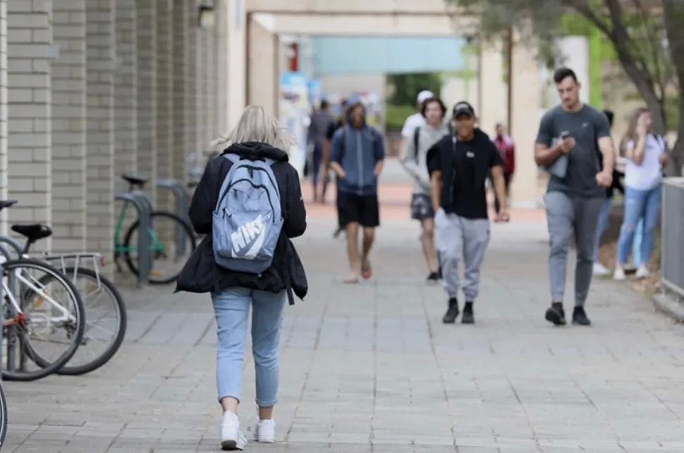 墨尔本大学涉“造假”退出权威大学排名，澳洲八大因中国留学生集体被喷！又一州官宣参加试点计划，这些学生被优先考虑 - 11