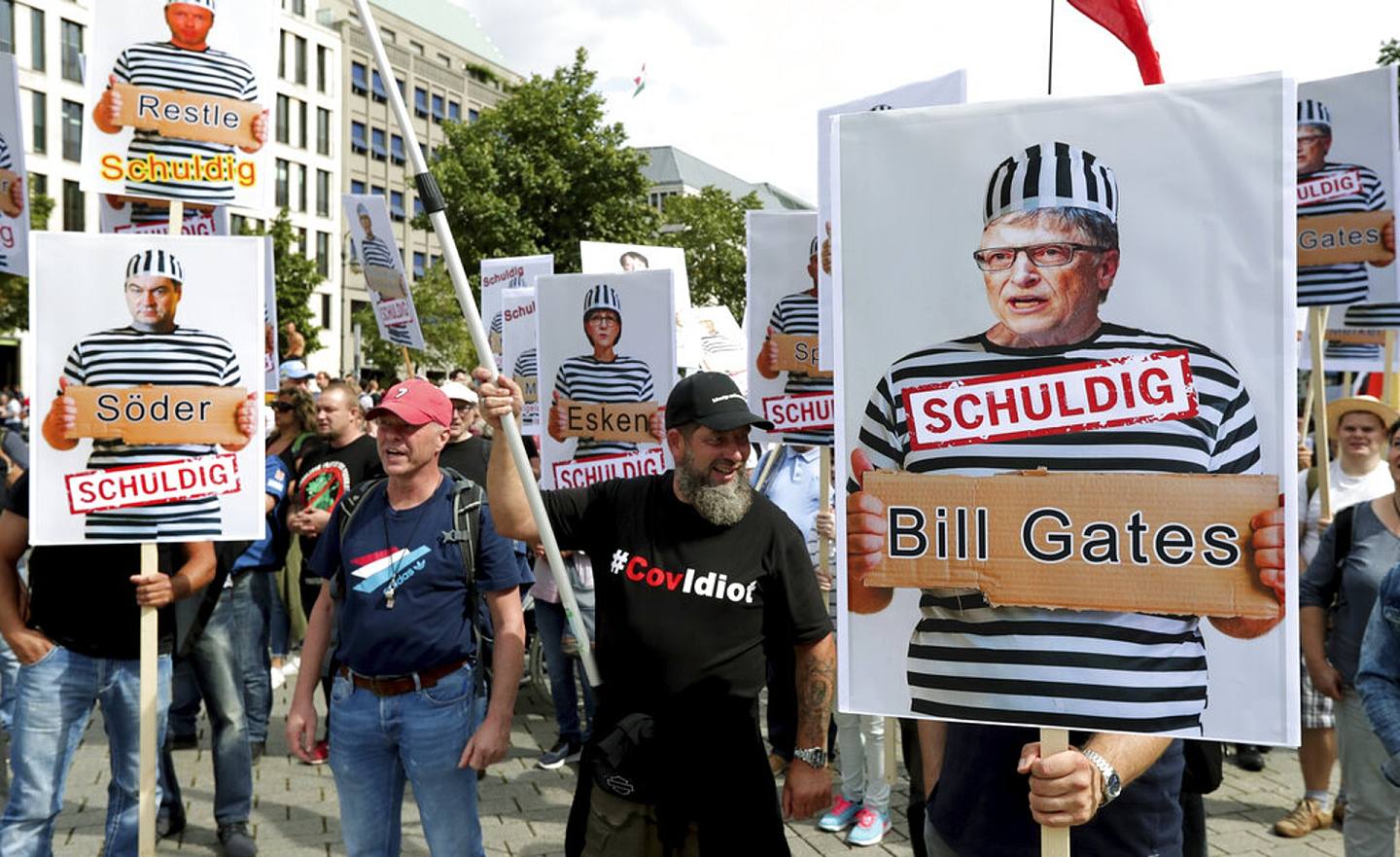 德国的反防疫示威，示威者展示「囚犯盖茨」的海报。 （美联社）