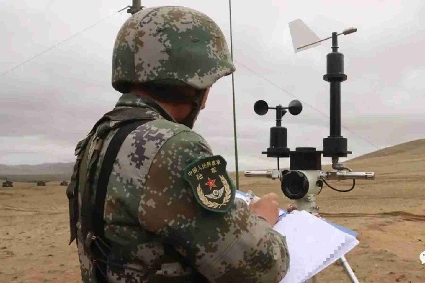 西藏军区组织火箭炮实弹演训，解放军士兵在演练现场进行相关数据测定。（微信@高原战士）
