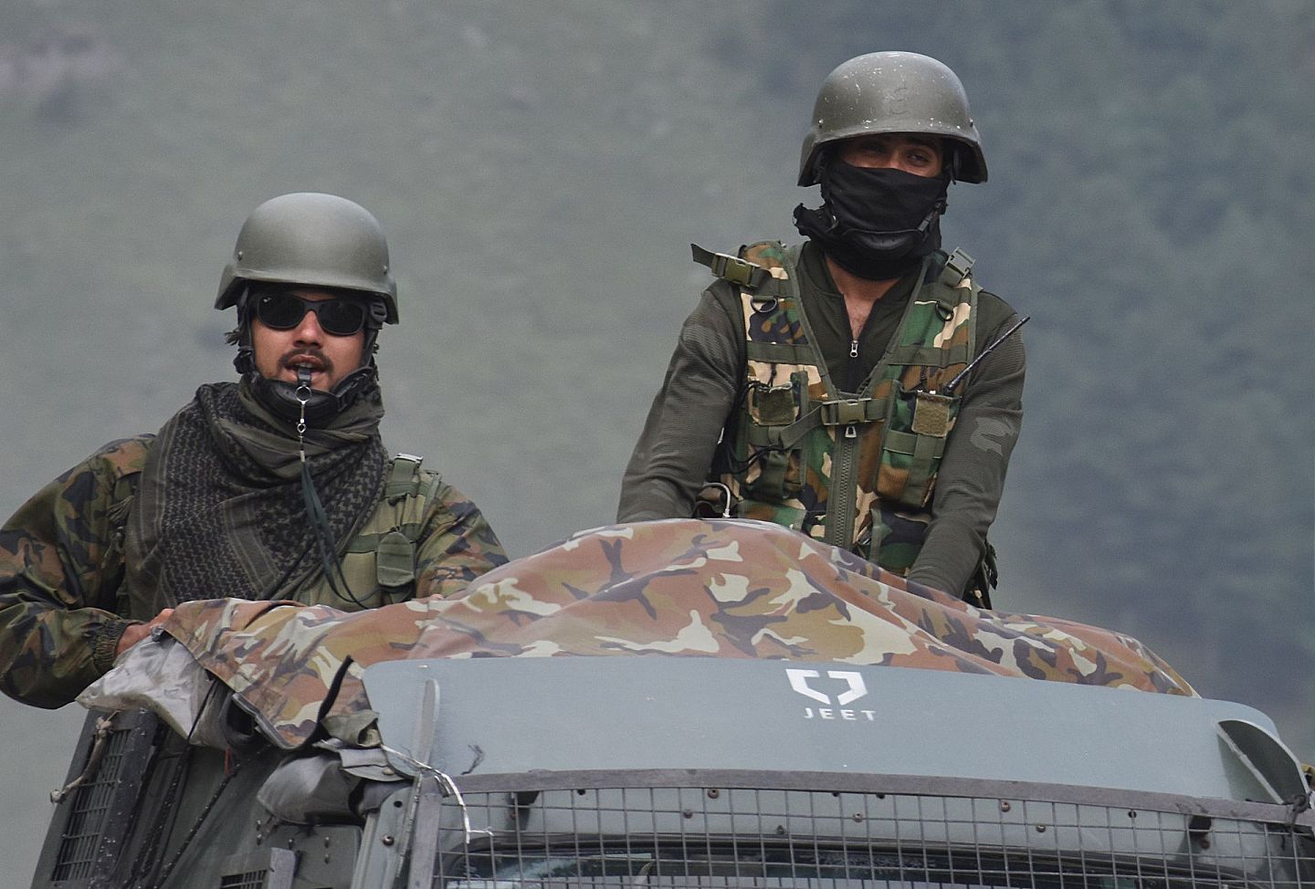 2020年9月1日，印度军队士兵坐在一辆军车上穿过斯里那加勒—列城（Srinagar-Leh）国道。（Getty）