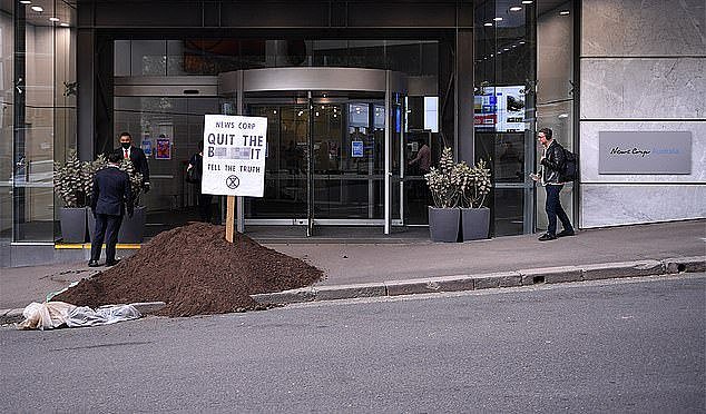澳多地爆“反抗灭绝”示威活动！News Corp办公楼外惊现粪堆（视频/组图） - 2