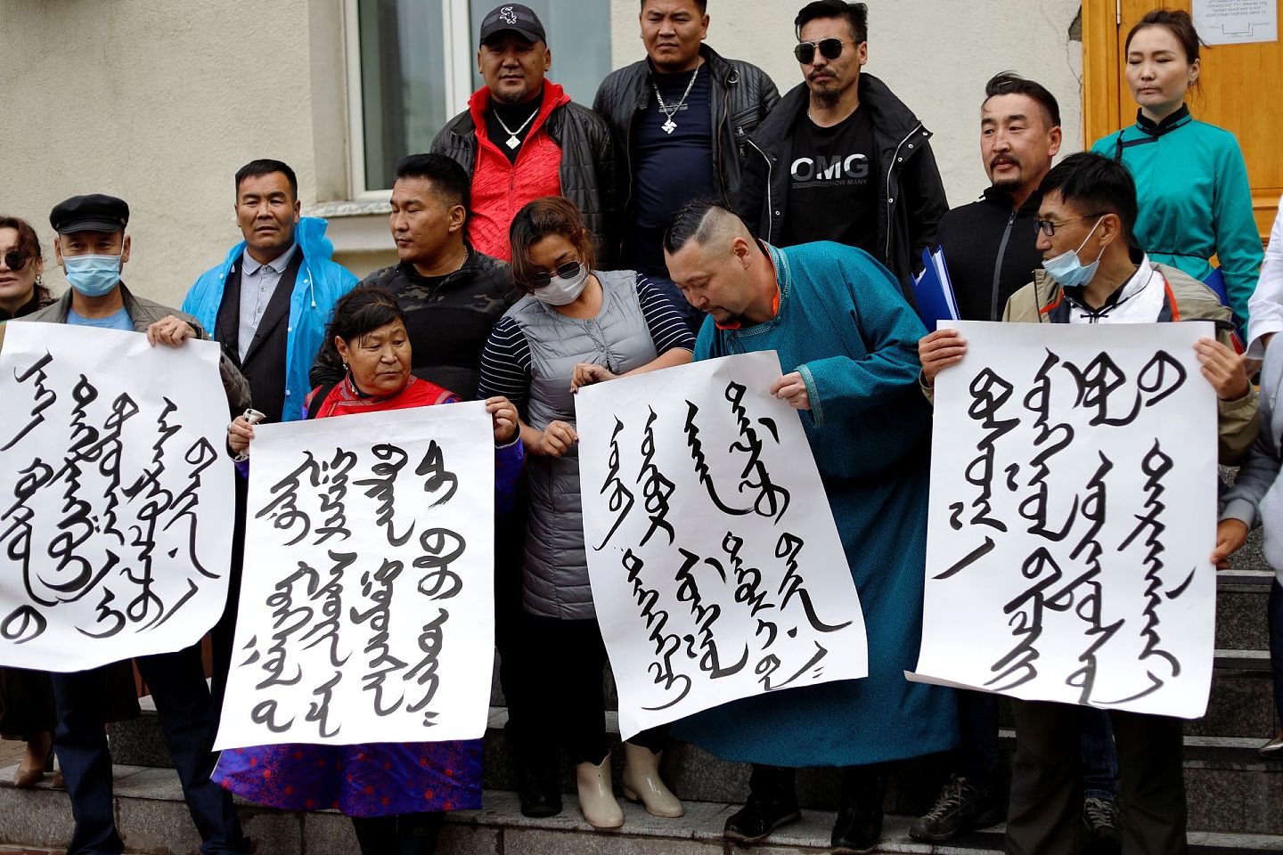 在蒙古国首都乌兰巴托，约该国民众声称要支持在中国内蒙古自治区发生的旨在捍卫蒙古传统文化的抗议活动.（Reuters）