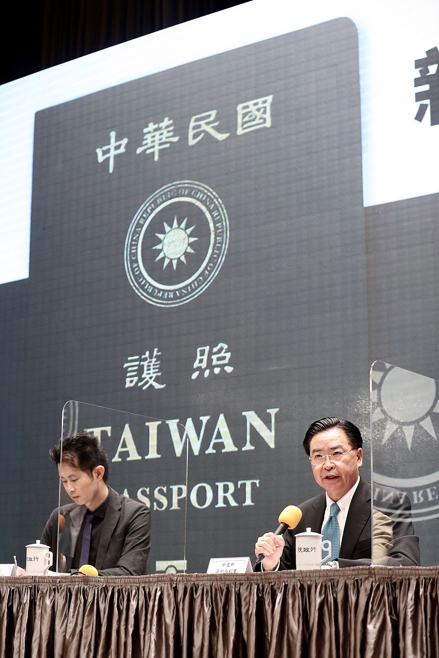 台湾外交部长吴钊燮（右）称新版台湾护照封面将R.O.C变小是“增添设计感”。（中央社）