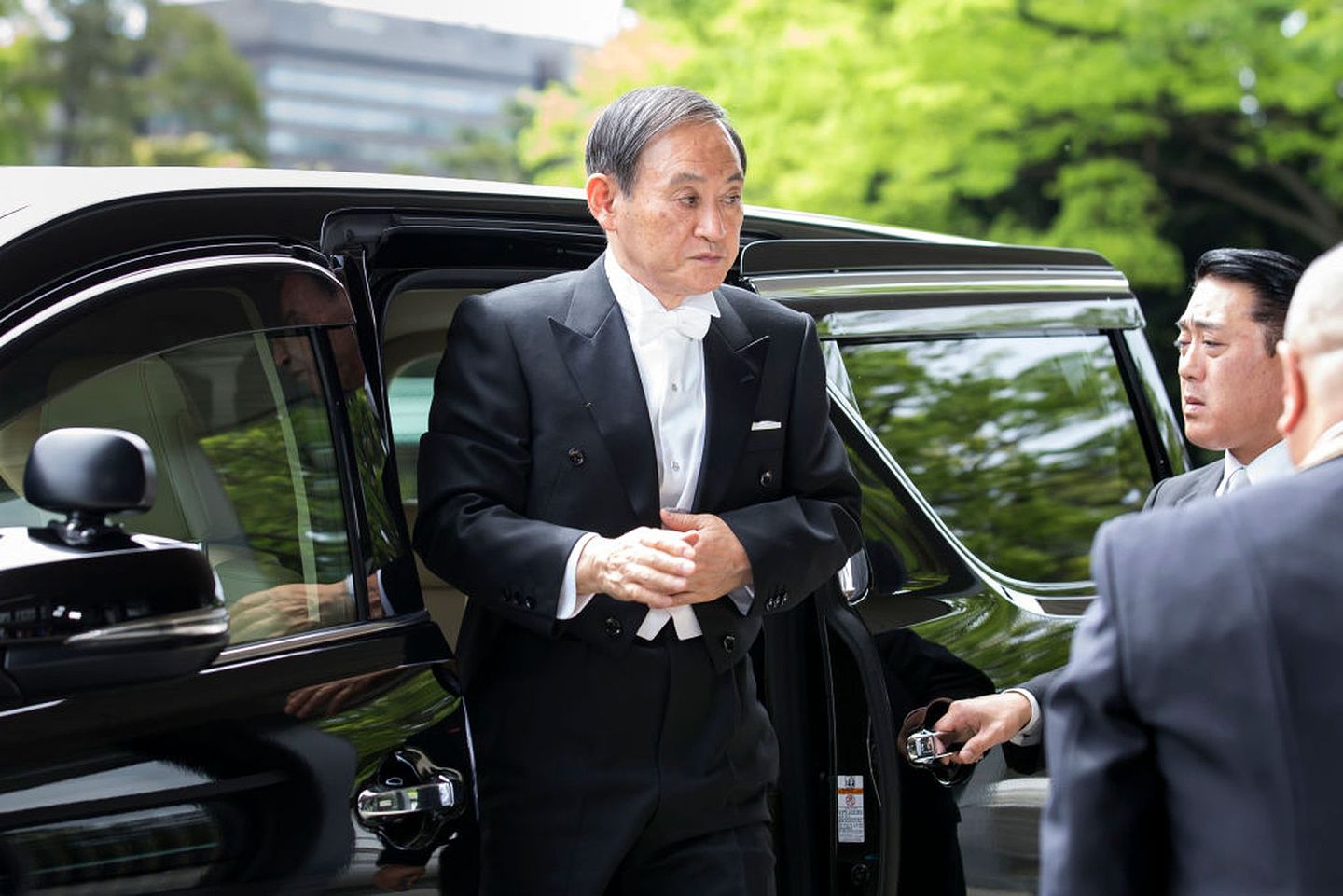 图为日本内阁官房长官菅义伟2019年5月1日抵达东京皇居出席天皇德仁的即位仪式。（Getty）