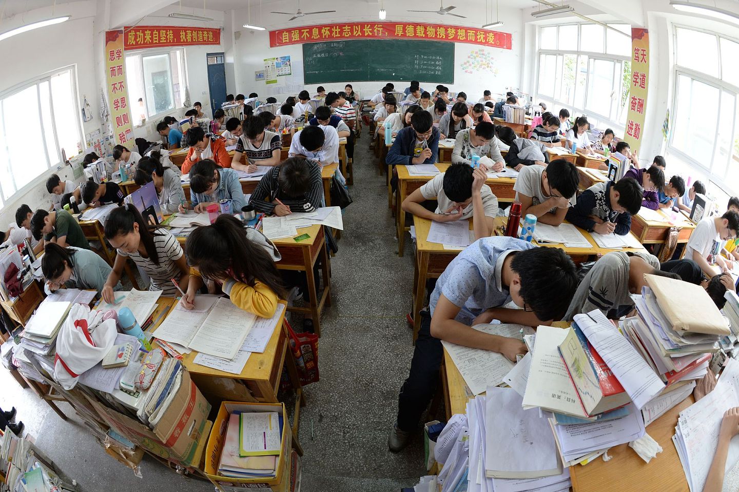 2016年6月2日，在河南省郸城一高，高三学生们在教室内复习备考。（新华社）