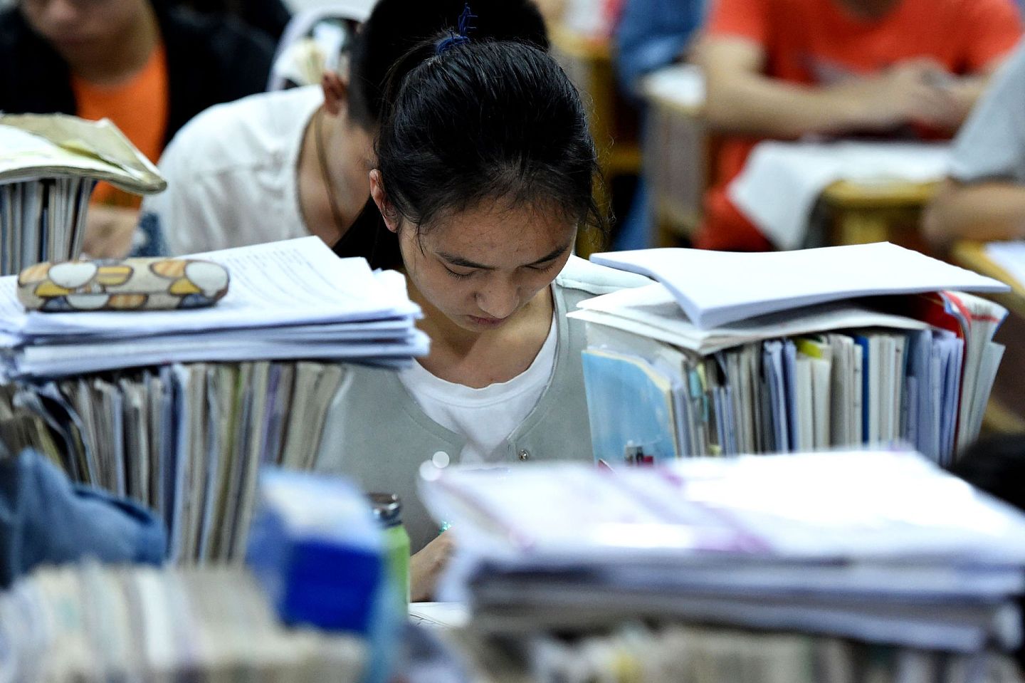 2016年6月2日，河南省郸城一高的高三学生在教室内复习备考。随着2016年高考的临近，考生们的复习进入最后冲刺阶段。（新华社）
