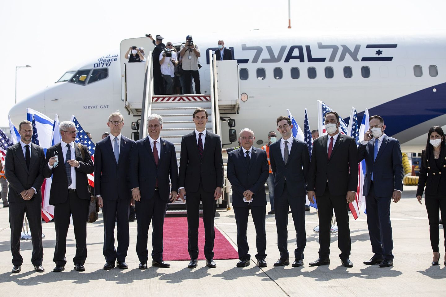 8月31日，史上首个从以色列直飞阿联酋的商业航班正式通航。客机从本·古里安机场起飞，直抵阿联酋首都阿布扎比，同时也将首次飞越沙特阿拉伯领空。白宫高级顾问和美国国家安全顾问随以方代表团一同乘机。（AP）