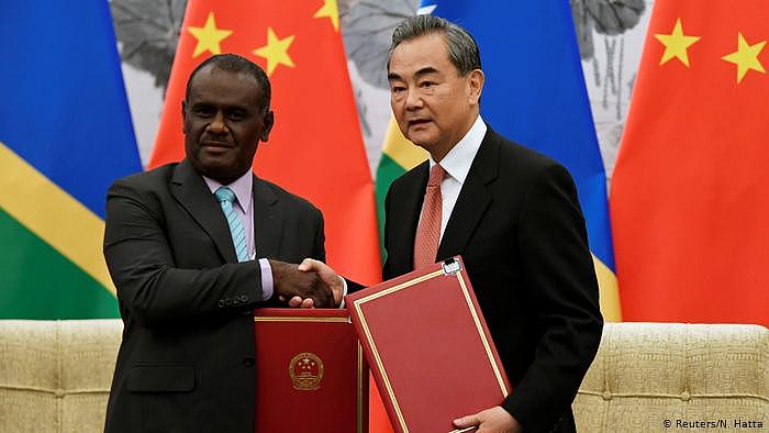 China Außenminister Wang Yi mit dem Außenminister der Salomon-Inseln Jeremiah Manele in Pekin (Reuters/N. Hatta)