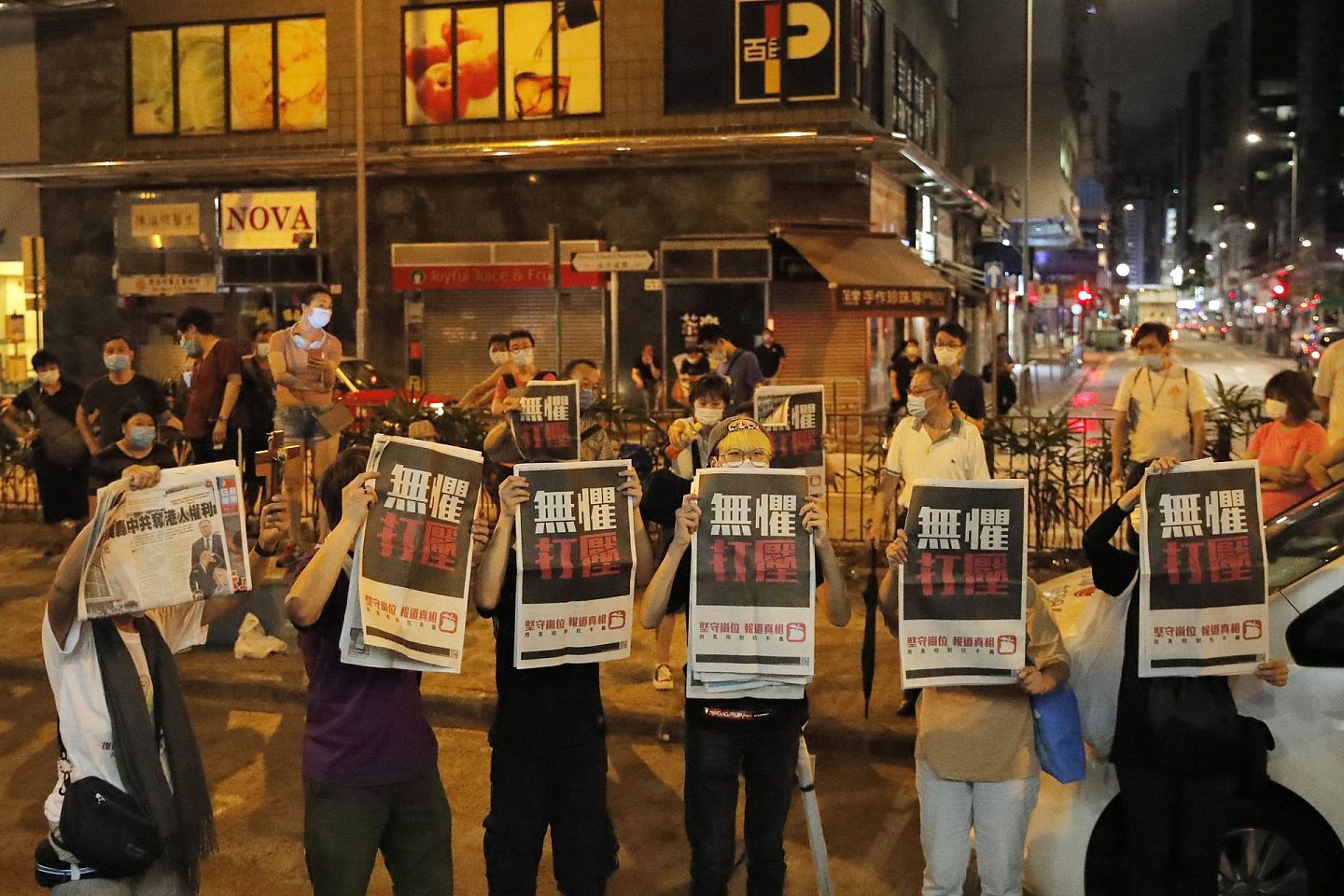 香港壹传媒创办人黎智英在被拘捕一天后获准保释，于当地时间8月12日凌晨时分离开香港旺角警署，一些支持者赶来声援。（AP）