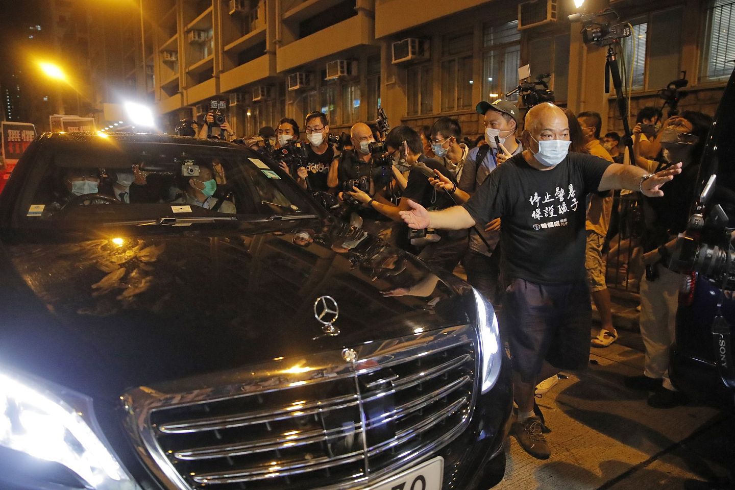 香港壹传媒创办人黎智英在被拘捕一天后获准保释，当地时间8月12日凌晨时分，黎智英坐在一辆车中离开警察局。（AP）