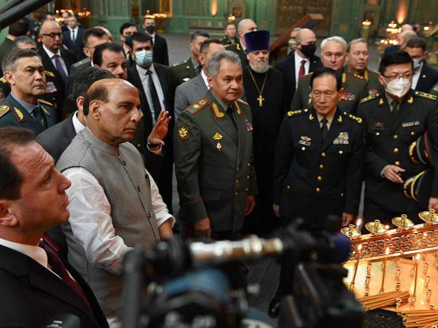 印度防长辛格（前排，左二）9月4日在莫斯科出席上合组织峰会，中国防长魏凤和（前排，右二）同场出席，辛格发布数张与魏凤和同框的照片。 （Twitter@Rajnath Singh）