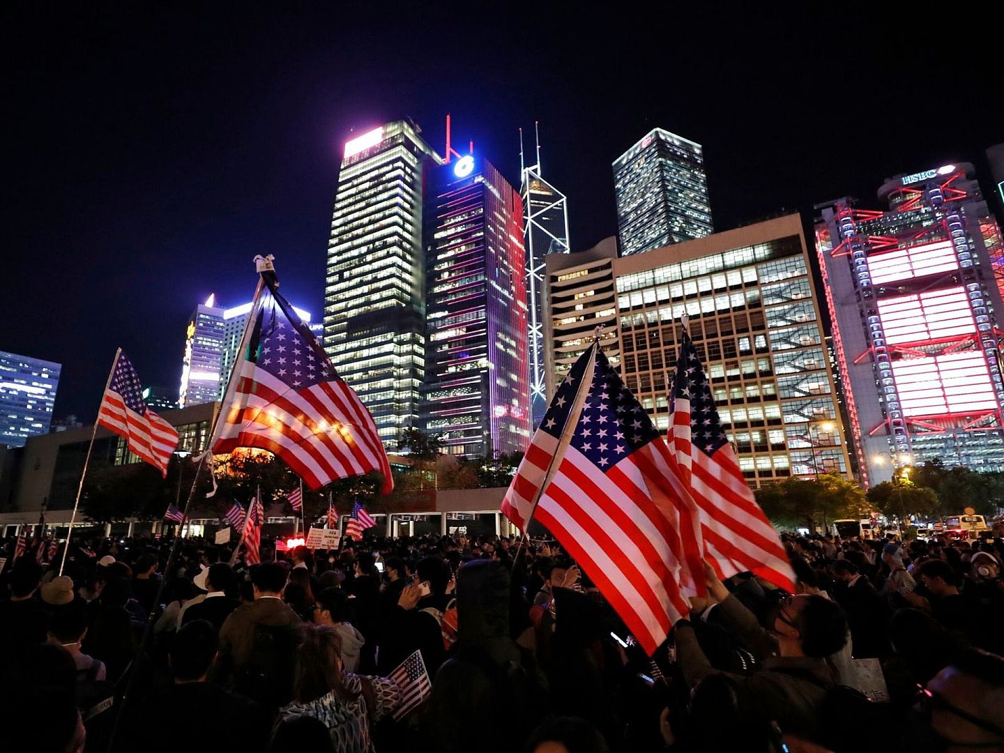 2019年11月28日香港抗议者在香港举行的示威活动中举着美国国旗，期望获得更多的国际关注，惟欧美对于香港问题的回应，至多只有口头关心，少有满足于港人想象的实质作为（AP）