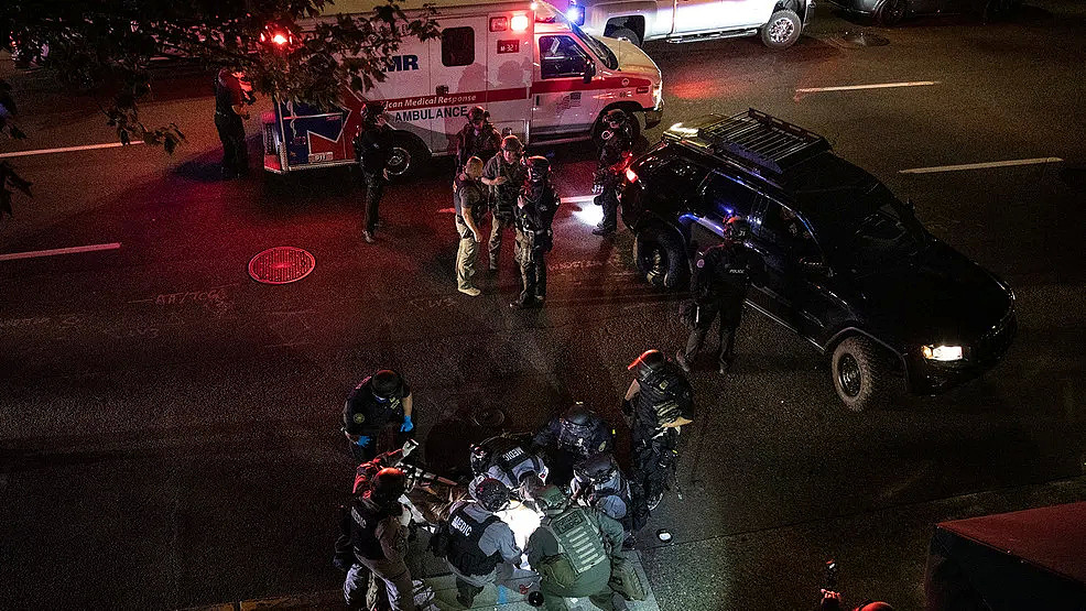 枪杀“川普支持者”嫌犯遭4警追捕击毙！市长被示威者盯上，被迫搬家（组图） - 8