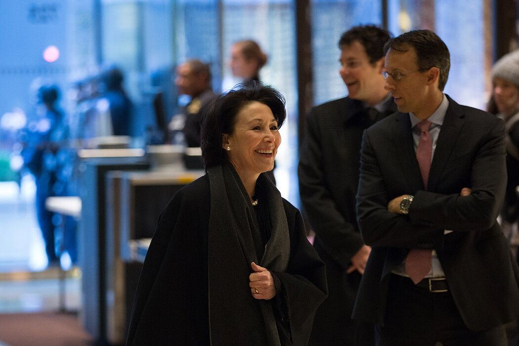 2016年，甲骨文首席执行官萨夫拉·卡茨抵达特朗普大厦，参加科技行业的一场会议。