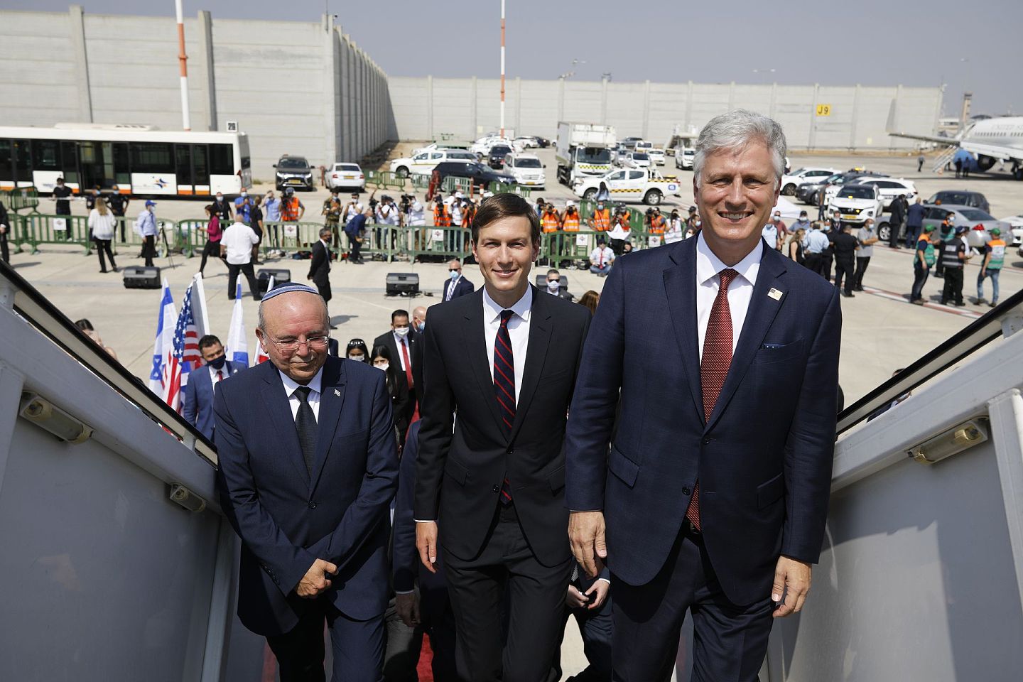 2020年8月31日，史上首个从以色列直飞阿联酋的商业航班正式通航。白宫高级顾问和美国国家安全顾问随以方代表团一同乘机。（AP）