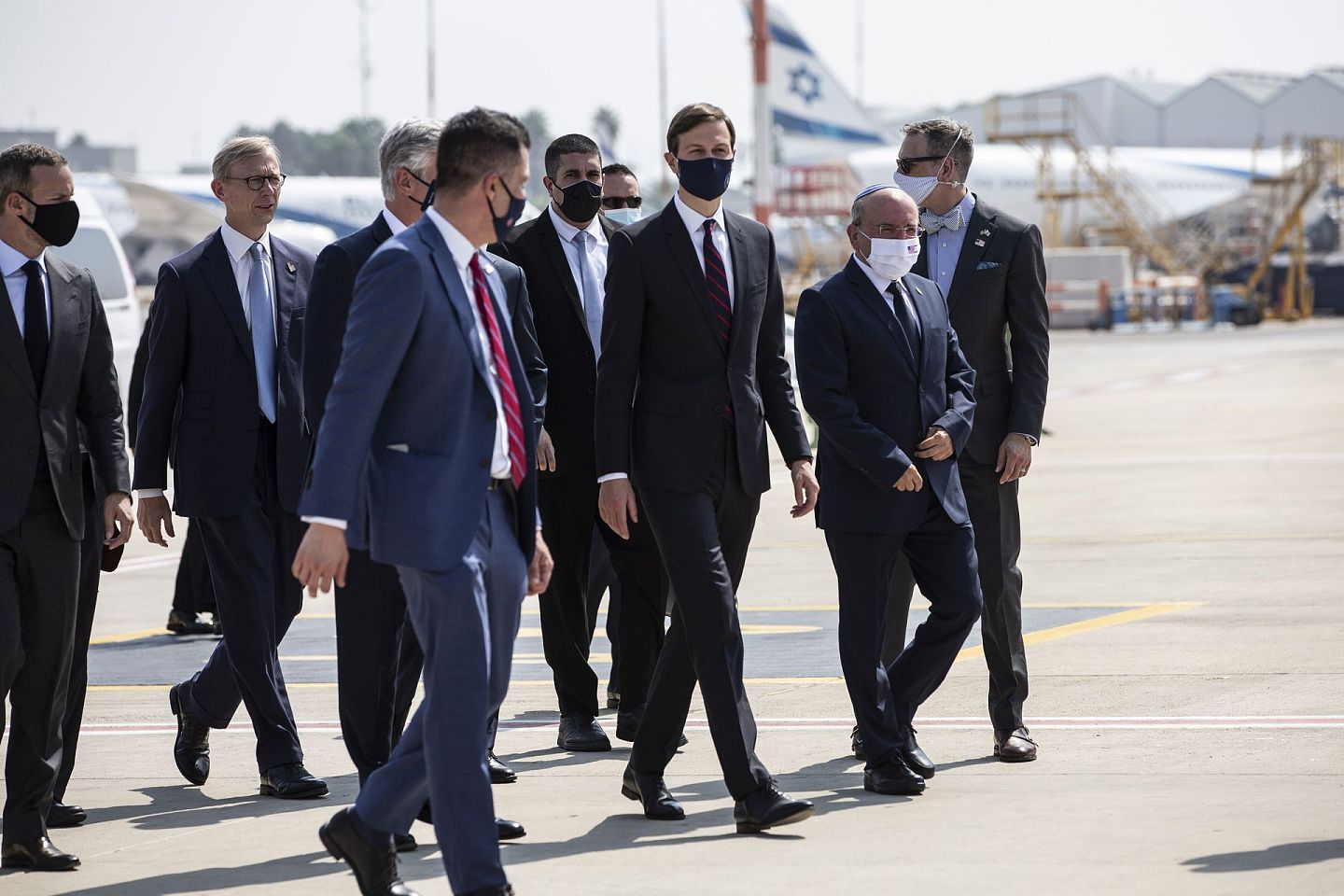 2020年8月31日，史上首个从以色列直飞阿联酋的商业航班正式通航。客机从本·古里安机场起飞，直抵阿联酋首都阿布扎比。图为库什纳和奥布莱恩抵达以色列机场。（AP）