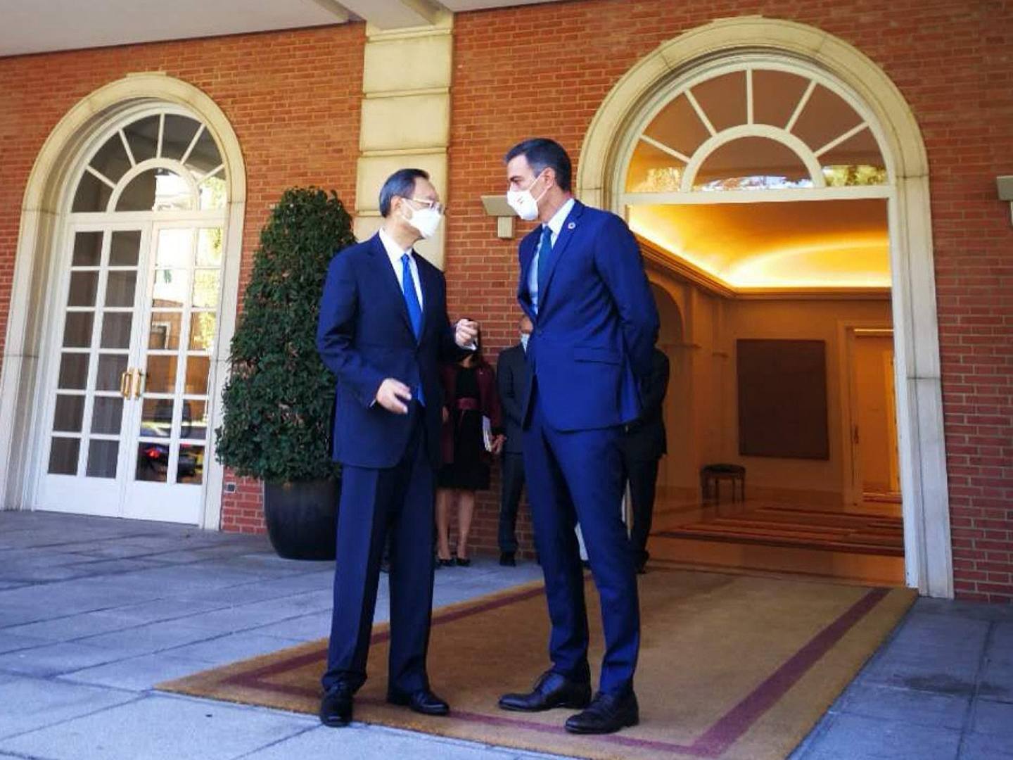 9月3日，西班牙首相桑切斯（右）在马德里会见杨洁篪。 （新华社）
